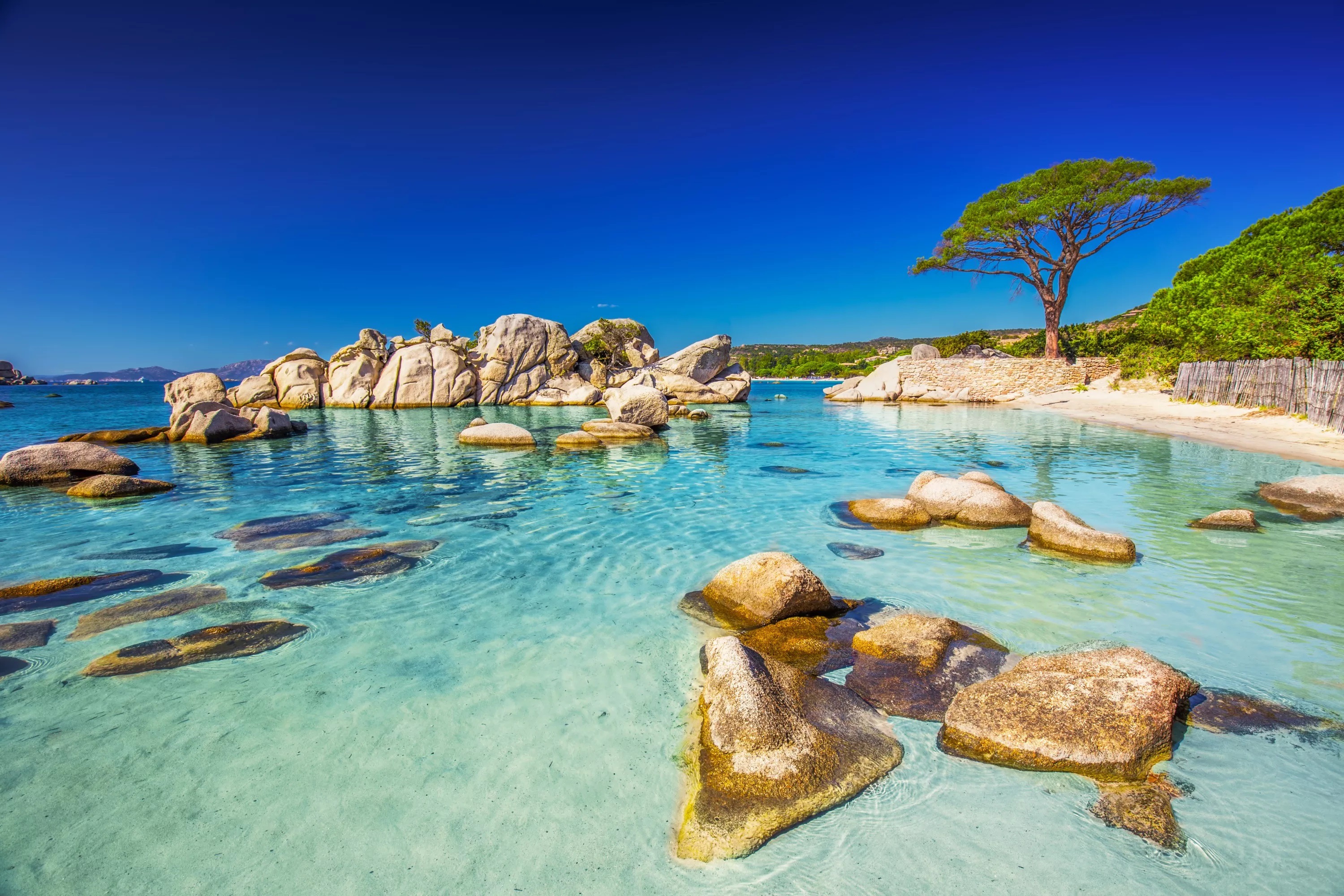 10 plages secrètes en Corse (faciles d’accès et sans touristes en 2025)