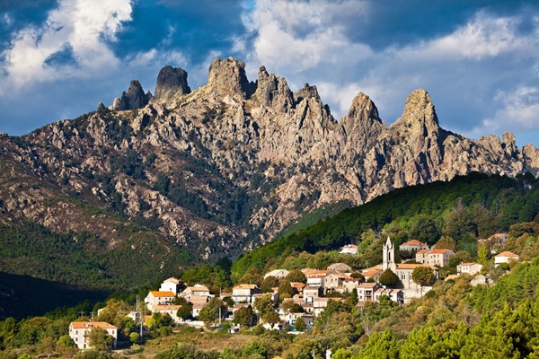 Découvrir Corte : capitale historique au cœur de la Corse et trésor naturel de la montagne